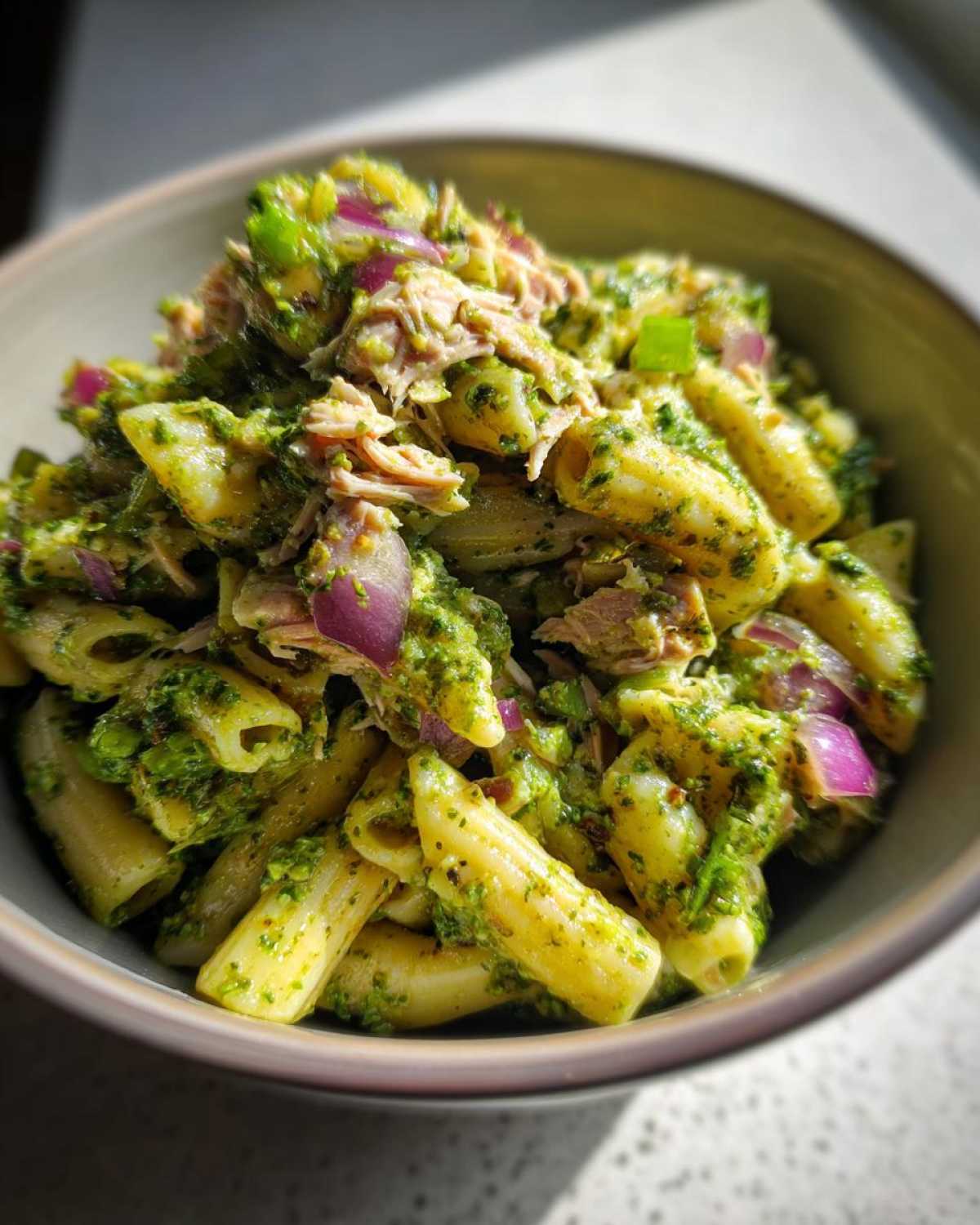 Pesto tuna pasta salad - detail 1