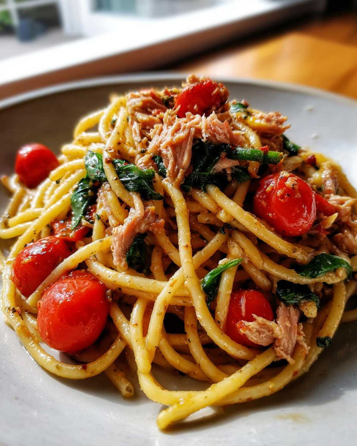 Tomato basil tuna pasta - detail 1