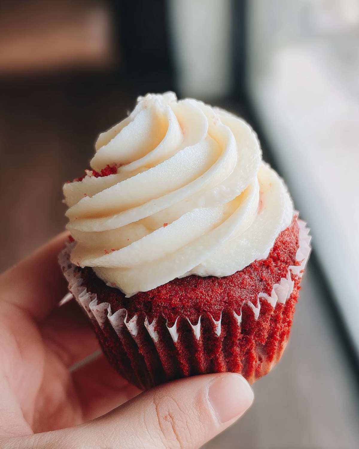 Red Velvet Cupcakes with Cream Cheese Frosting - detail 1