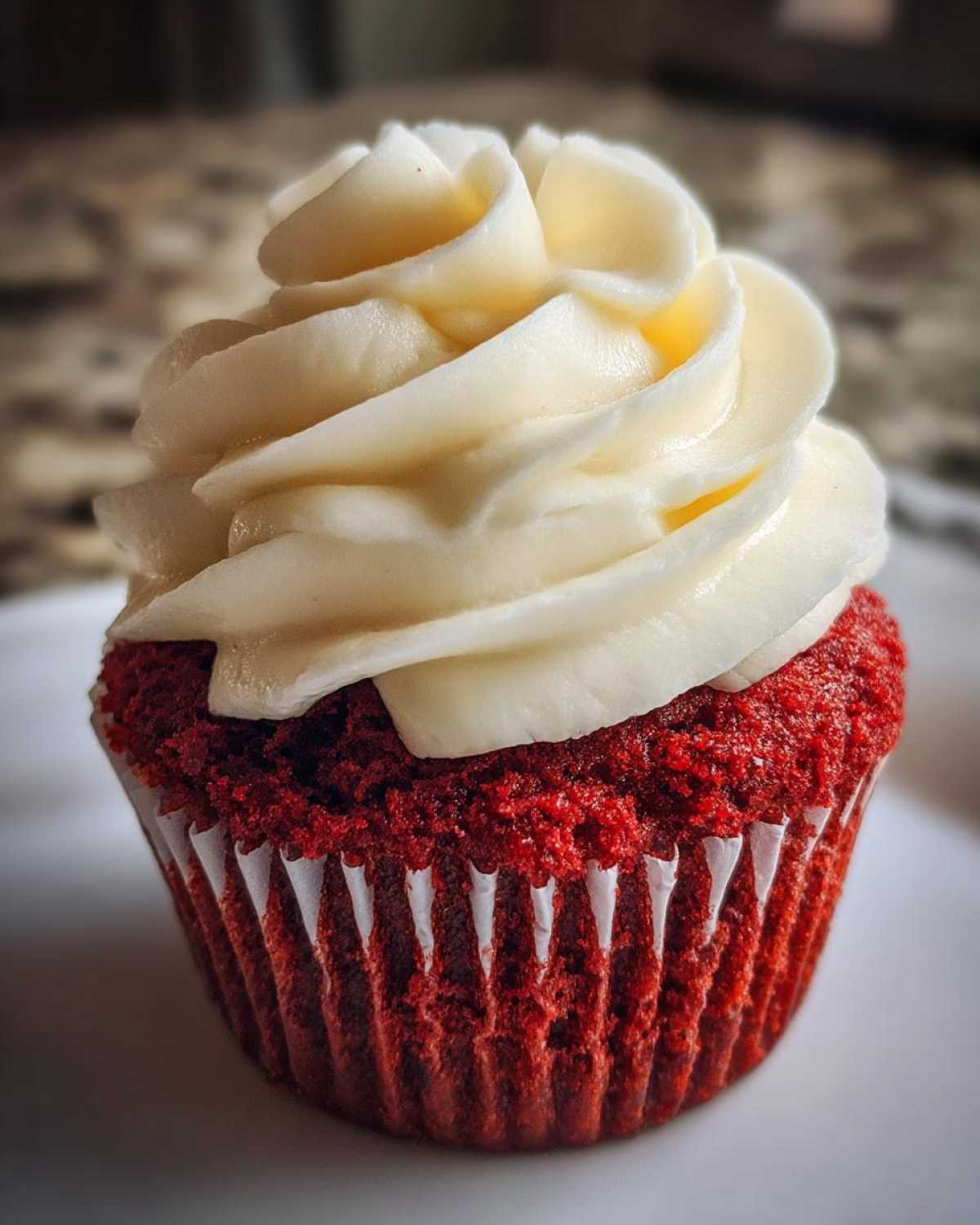 Red Velvet Cupcakes with Cream Cheese Frosting - detail 3