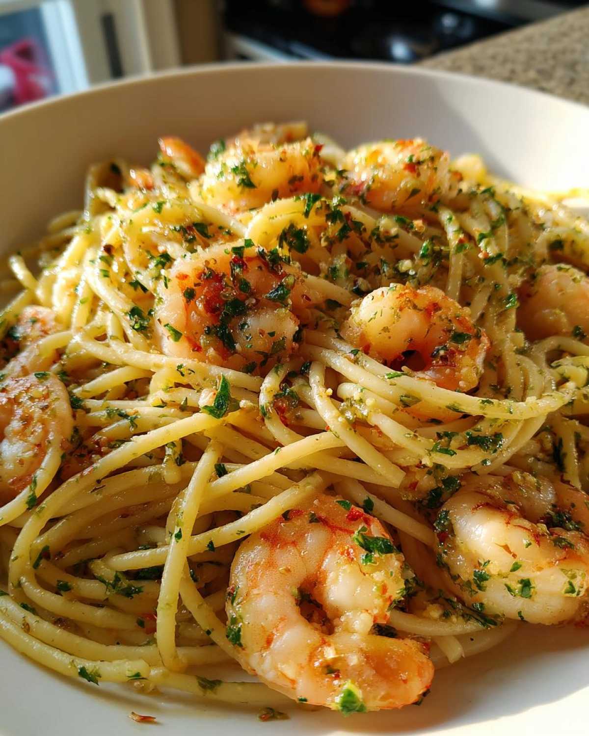 Spaghetti Aglio e Olio with Shrimp - detail 1