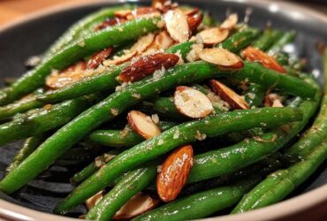 Skillet Garlic Green Beans with Almonds
