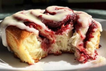red velvet cinnamon rolls