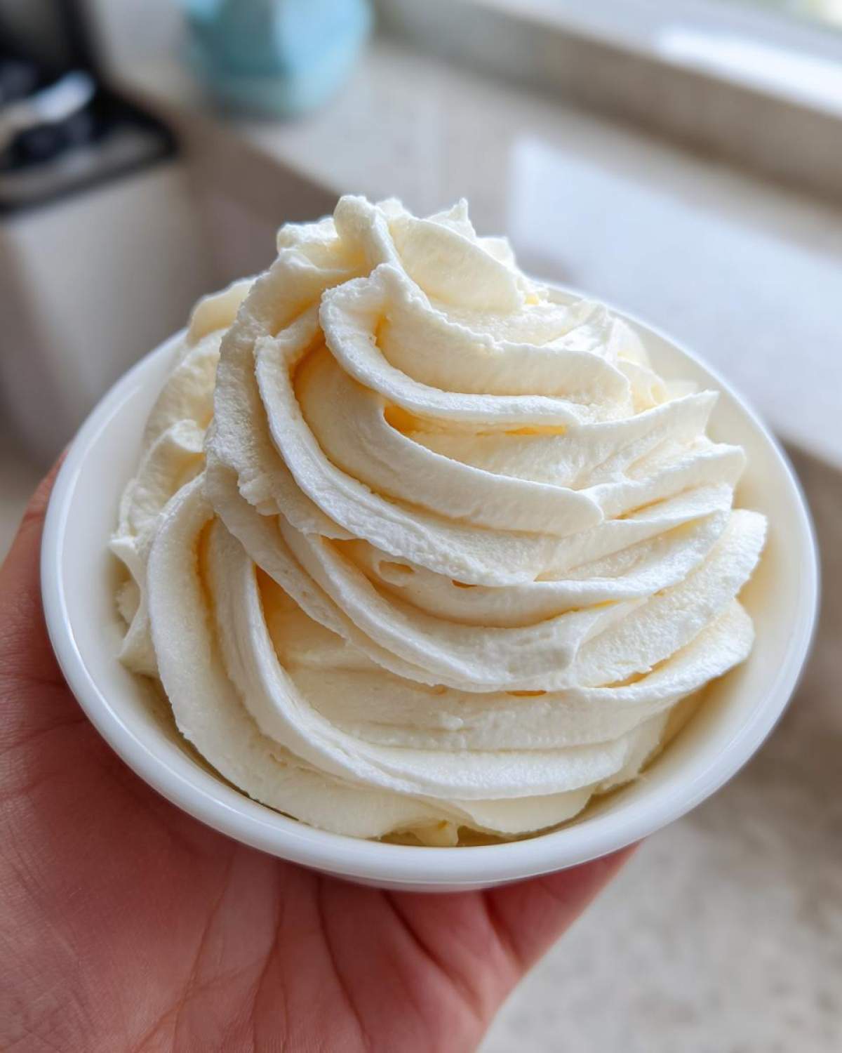vanilla buttercream frosting - detail 2